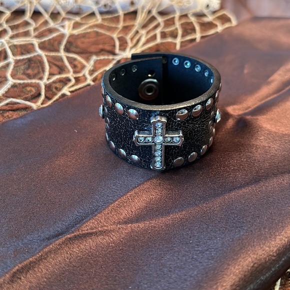 Black leather cuff. - Picture 6 of 9